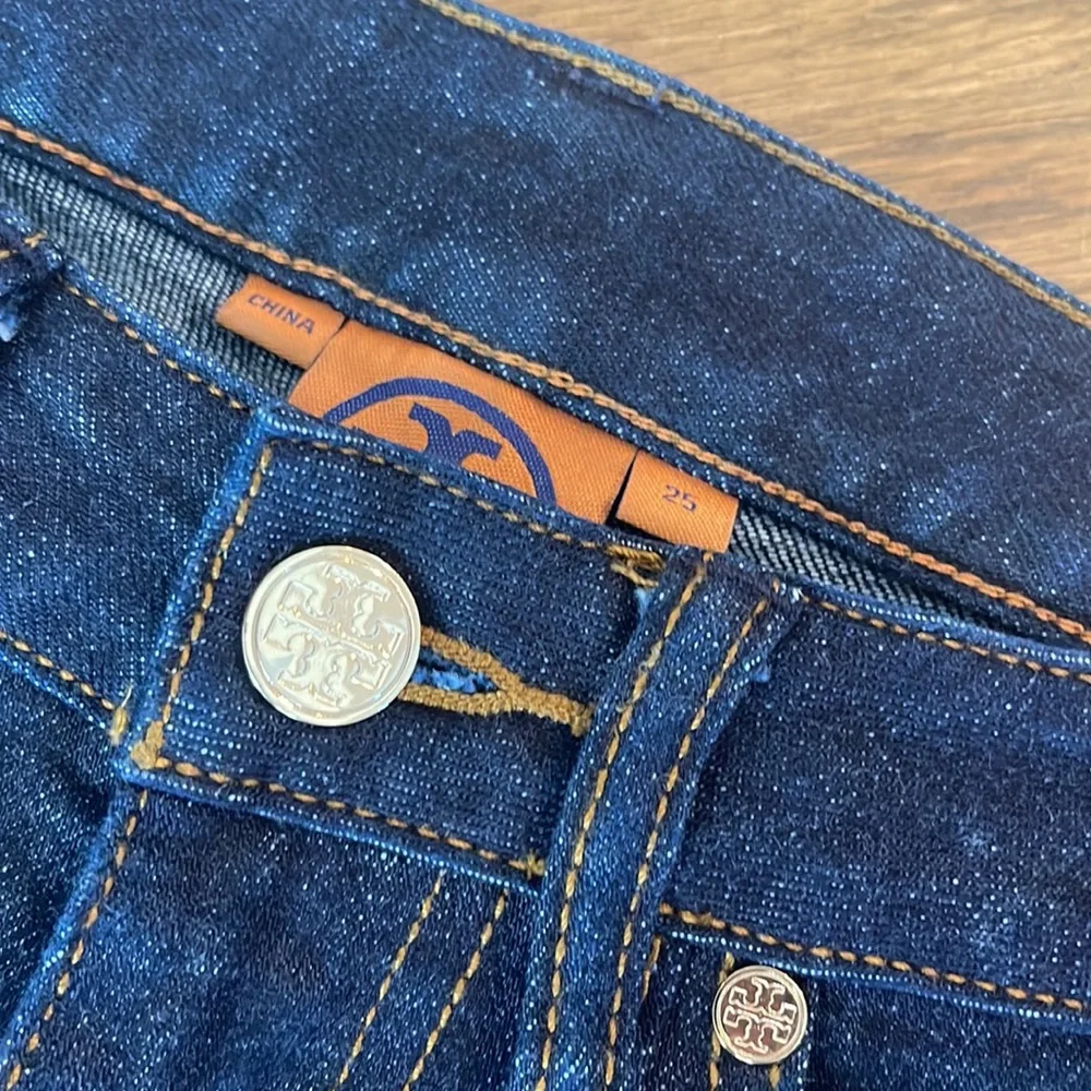 NWOT Tory Burch Skinny Jeans | back logo button needs reattached
